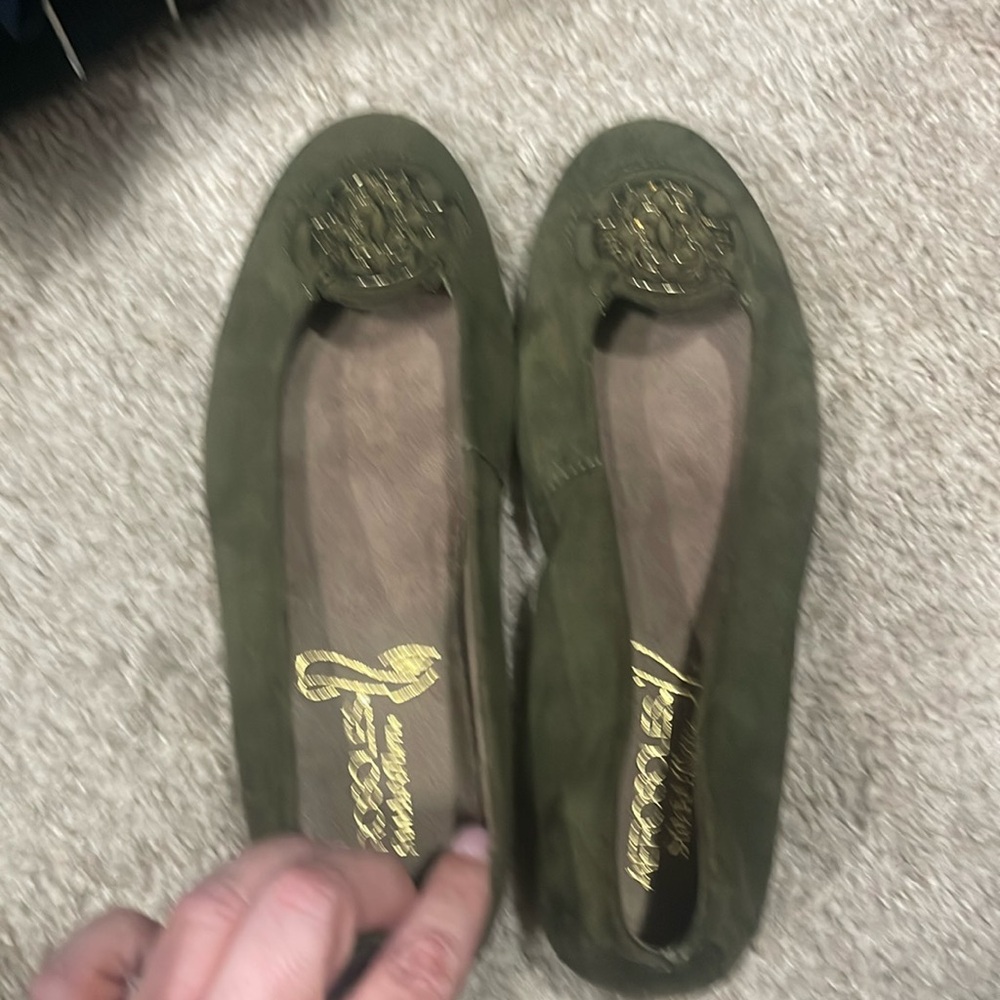Aerosoles StichNTurn. Worn once, like new olive suede flat with gold emblem